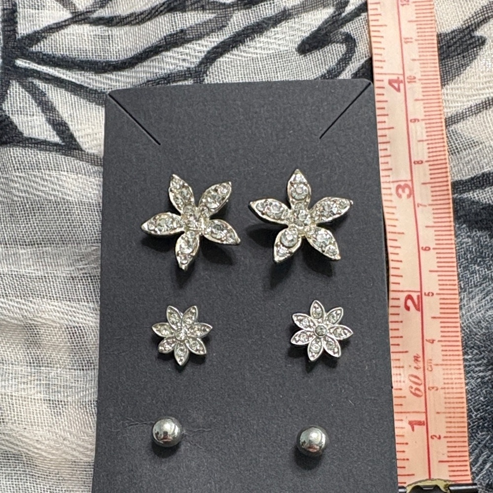 🖤Dazzling Silver Floral Stud Earrings Trio🖤